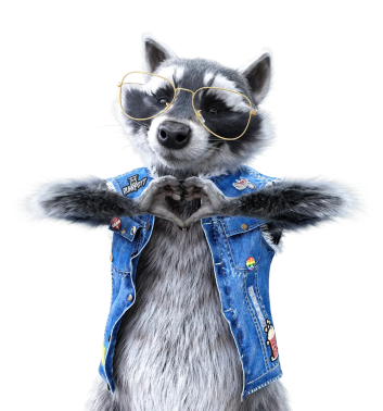 Waschbär Simon trägt eine Jeansweste und goldene Pilotenbrille, formt mit den Händen ein Herz und lächelt